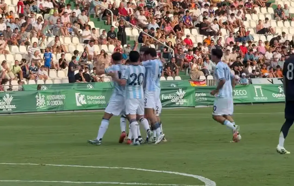 Los juveniles de Racing celebran su gran victoria ante el Real Madrid.