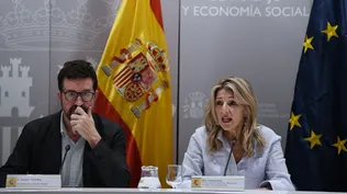El secretario de Estado de Trabajo, Joaquín Rey y la vicepresidenta segunda y ministra de Trabajo y Economía Social, Yolanda Díaz, durante un encuentro con responsables de energías renovables, en la sede del Ministerio.