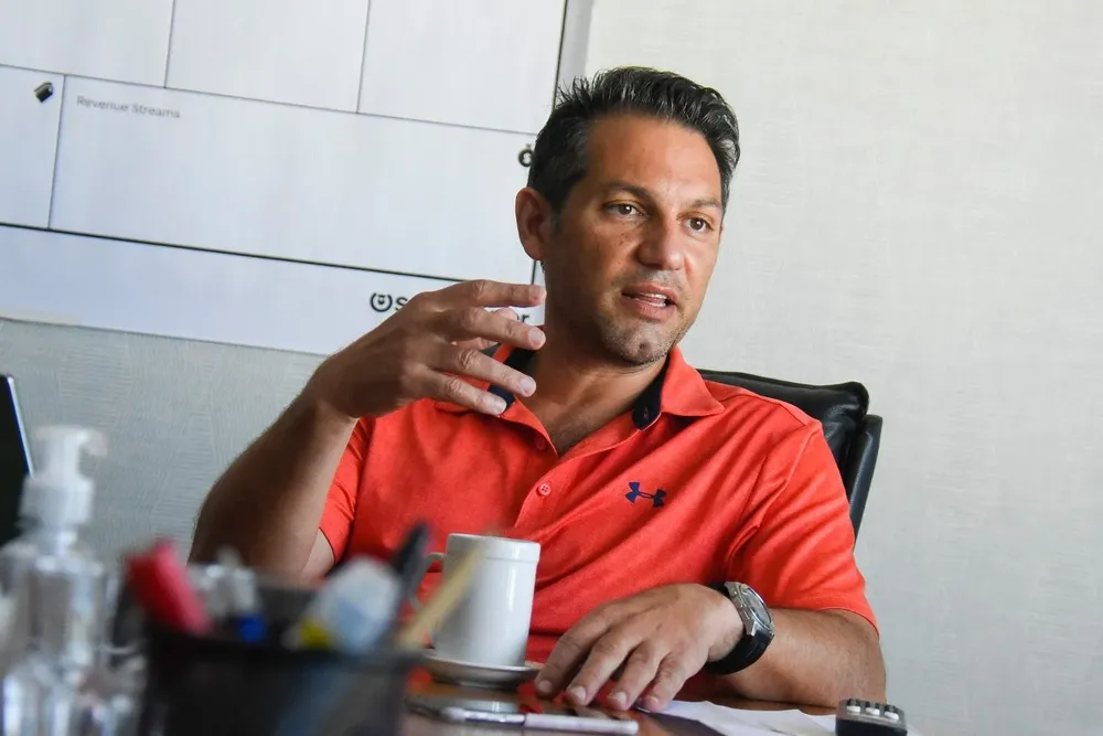 Raúl Bianchi en su oficina