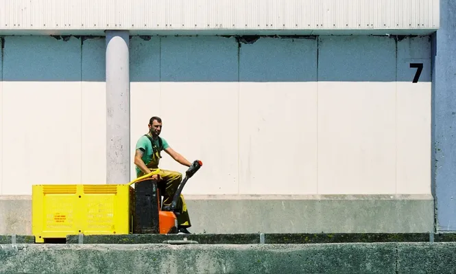 Esta empresa líder emplea a más de 100.000 personas.