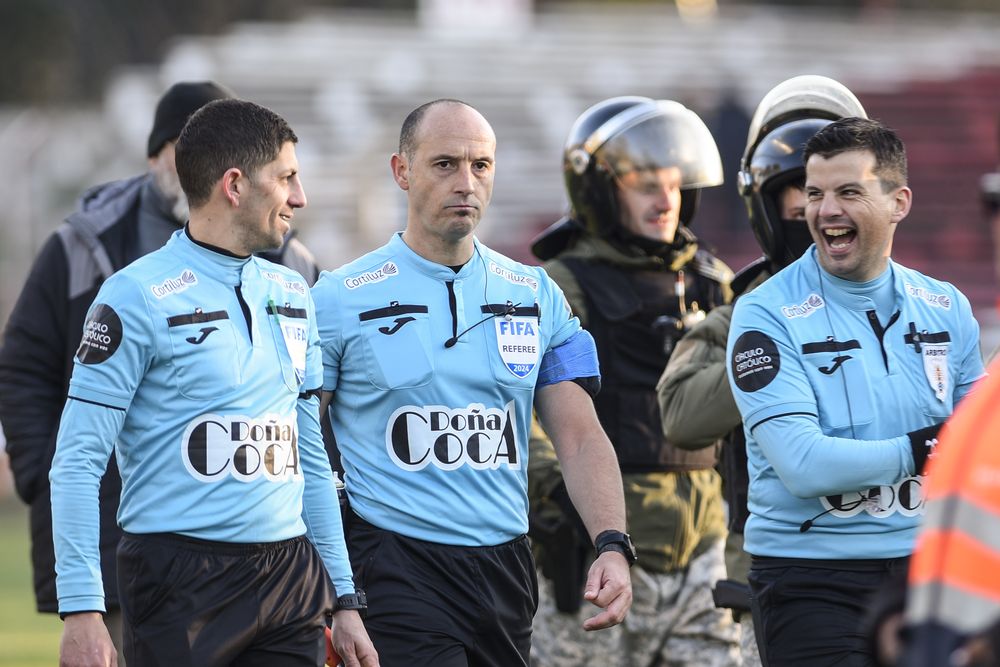 20240714 Agustín Berisso, José Burgos, Federico Piccardo arbitros. Peñarol, River Plate, Torneo Intermedio 2024. Foto Inés Guimaraens (20).jpg