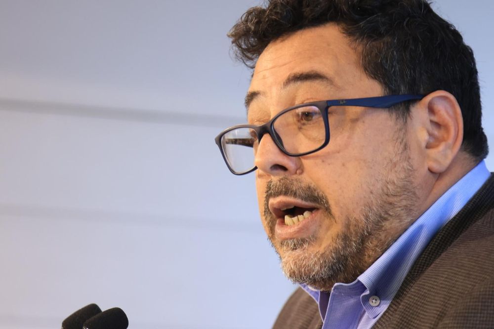 Alejandro Sánchez en conferencia de prensa el 12 de octubre de 2026