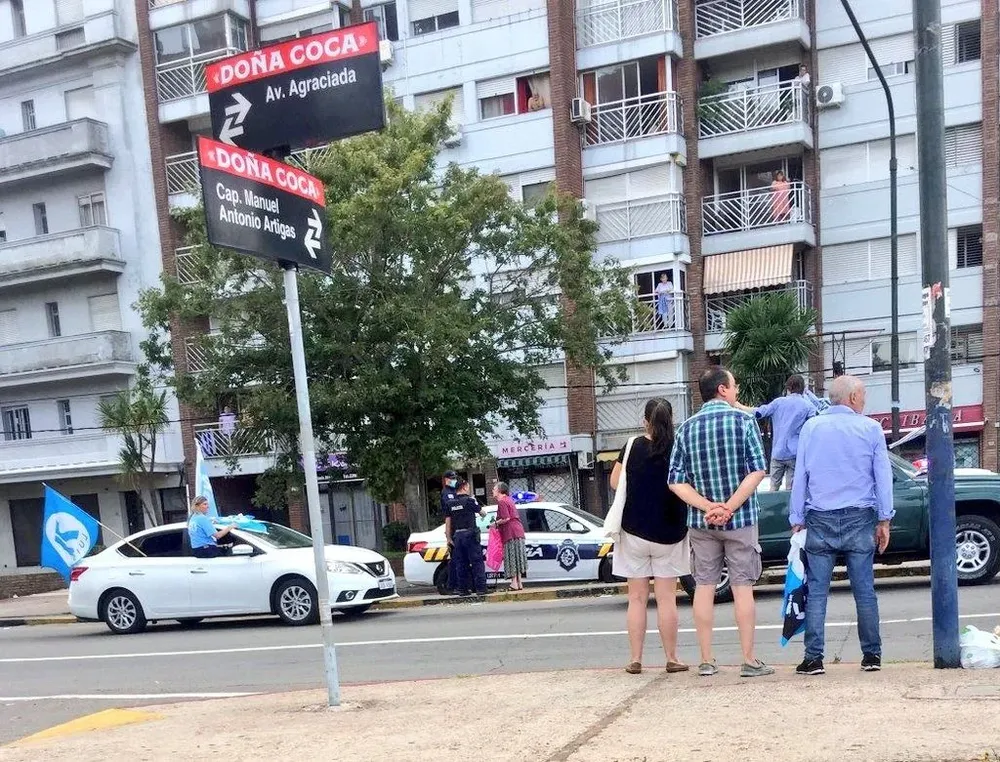En las redes sociales se compartieron varias fotos de dos policías hablando con la señora, quien se encontraba parada en la calle mientras pasaban los autos de la caravana por el No