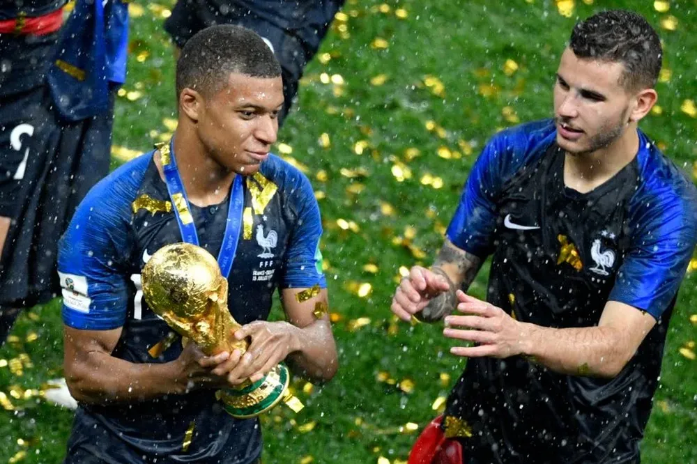 Prestamela, parece decirle Lucas Hernández a Mbappé