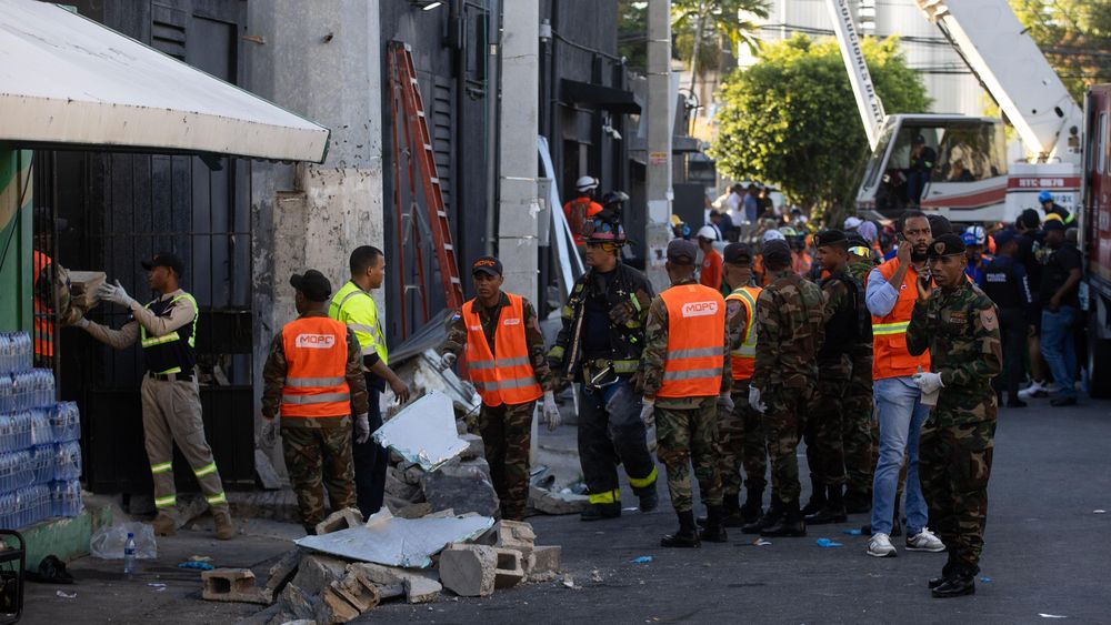 Cientos de personas disfrutaban de un concierto del cantante de merengue Rubby Pérez en la discoteca Jet Set.