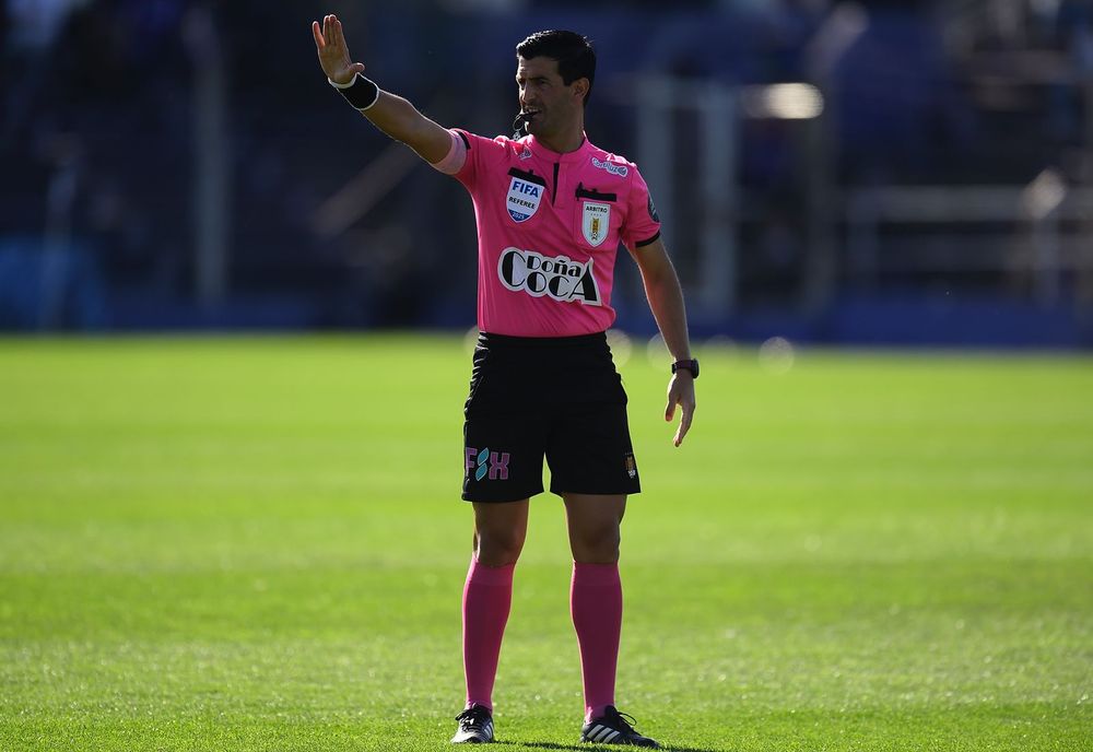Leodán González, árbitro del partido entre Defensor Sporting y Nacional