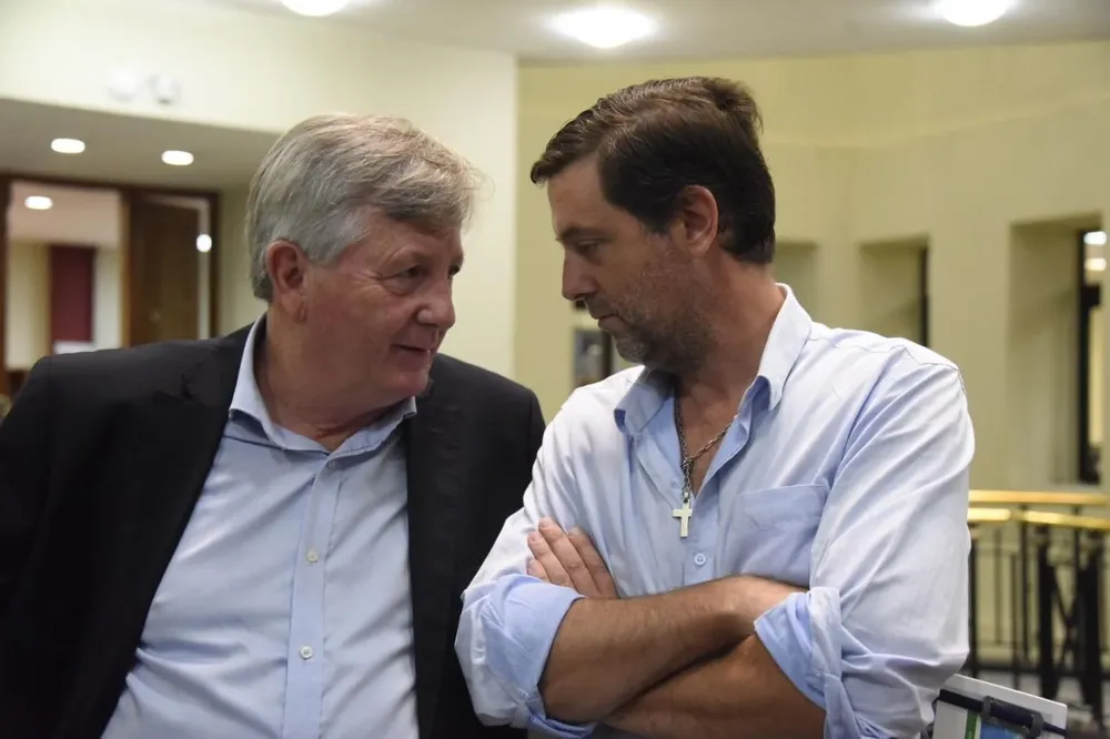 El presidente de AUF Ignacio Alonso y el de Cerro Largo FC Ernesto Dehl