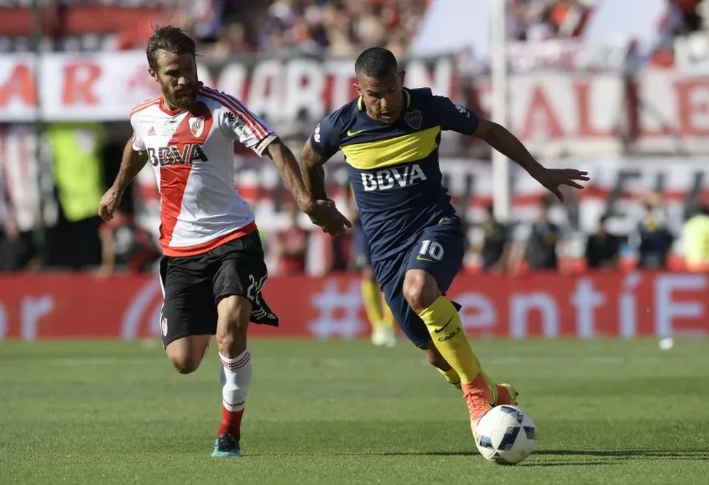 Leonardo Ponzio y Carlos Tévez