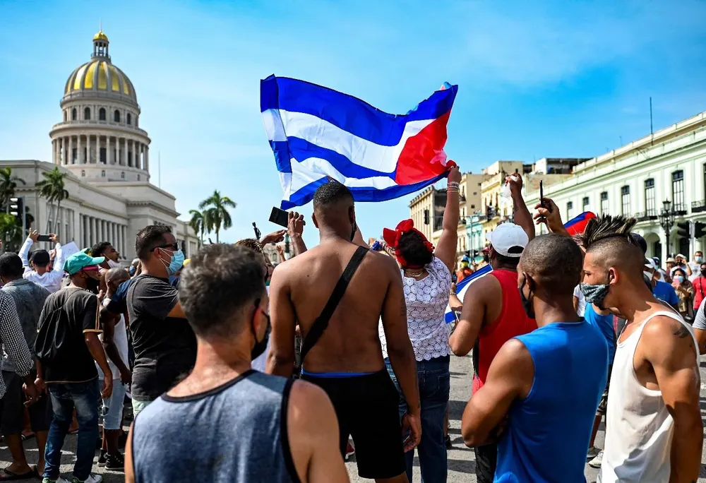 Hay un muerto y un centenar de detenidos en la isla, tras las movilizaciones contra el gobierno cubano
