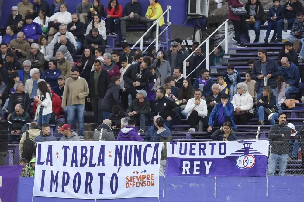 Los hinchas de Defensor Sporting se fueron muy molestos con el arbitraje