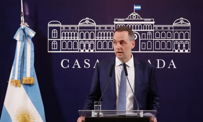 Manuel Adorni en conferencia.