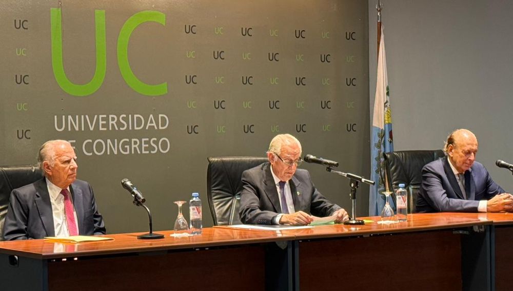 El empresario Alejandro Bulgheroni fue distinguido con el título de Doctor Honoris Causa por la Universidad de Congreso en una ceremonia en la que estuvieron presentes su rector Rubén Bresso y el presidente de la Universidad, José Luis Manzano.