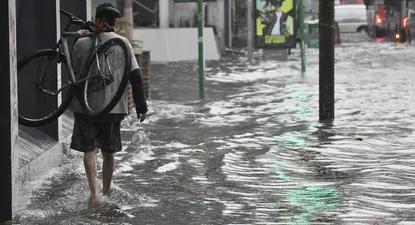 Calles inundadas por las intensas lluvias en Montevideo, La Aguada: La Paz y Paraguay