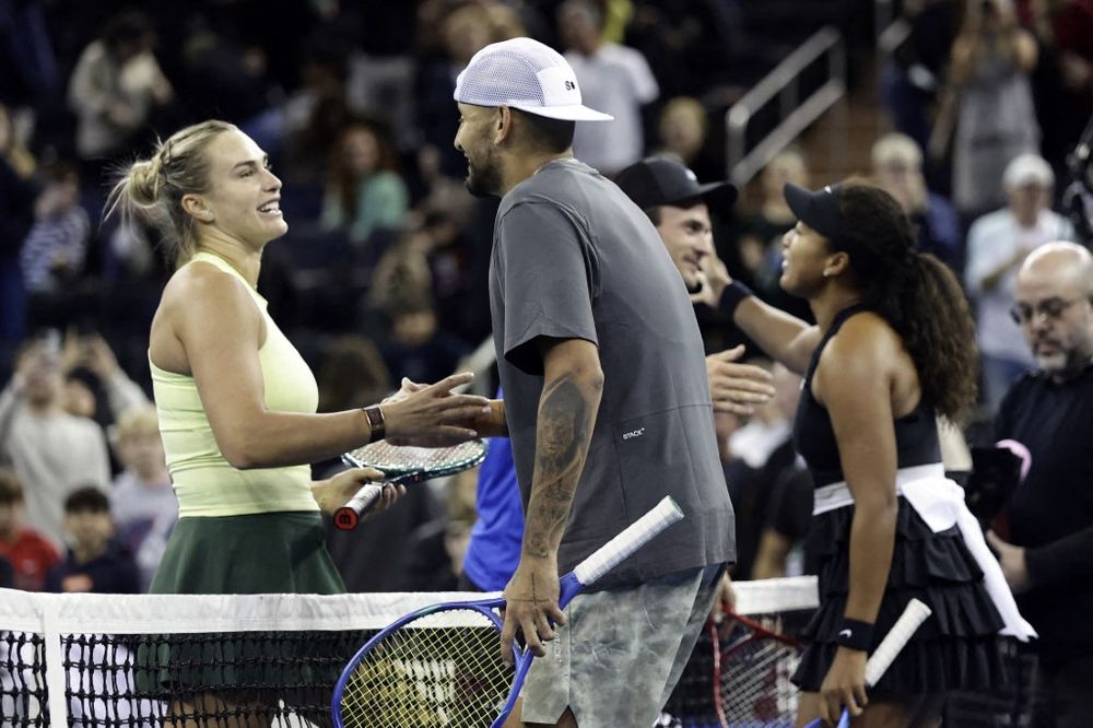 Aryna Sabalenka y Tommy Paul saludan a Naomi Osaka y Nick Kyrgios durante un juego en el Madison Square Garden&nbsp;
