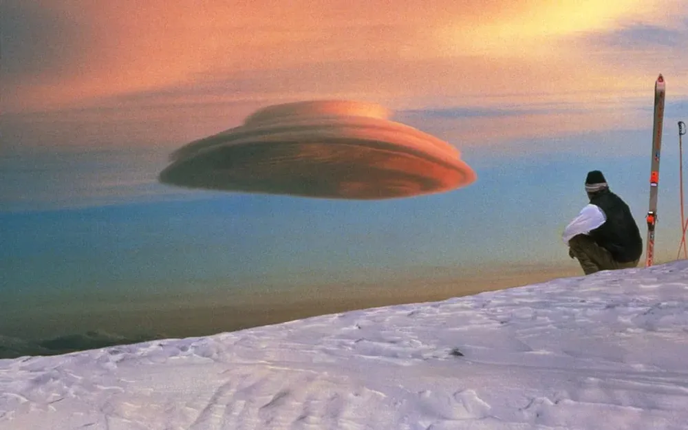 Nube lenticular en Mauna Kea, Hawaii. Estas nubes son populares entre los amantes de los OVNI, ya que suelen parecer naves voladoras. Se forman a grandes alturas, sobre todo cuando el aire húmedo pasa sobre una zona de montañas y es calentado adiabaticalmente (sin transferencia de energía de calor) mientras desciende. El patrón de la nube depende de la velocidad del viento y la forma de las montañas. Un viento constante puede producir nubes estables, que permanecen virtualmente estacionardas en el cielo por largos períodos.
