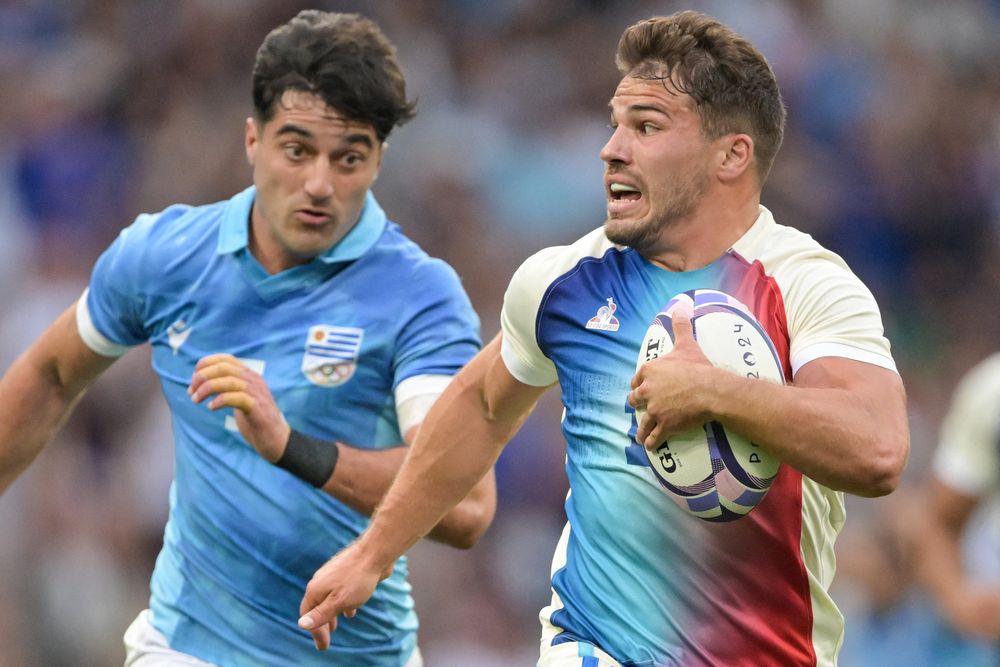 Antoine Dupont de Francia ante Bautista Basso de Uruguay de Los Teros 7 en los Juegos Olímpicos París 2024 Antoine Dupont de Francia ante Bautista Basso de Uruguay de Los Teros 7 en los Juegos Olímpicos París 2024