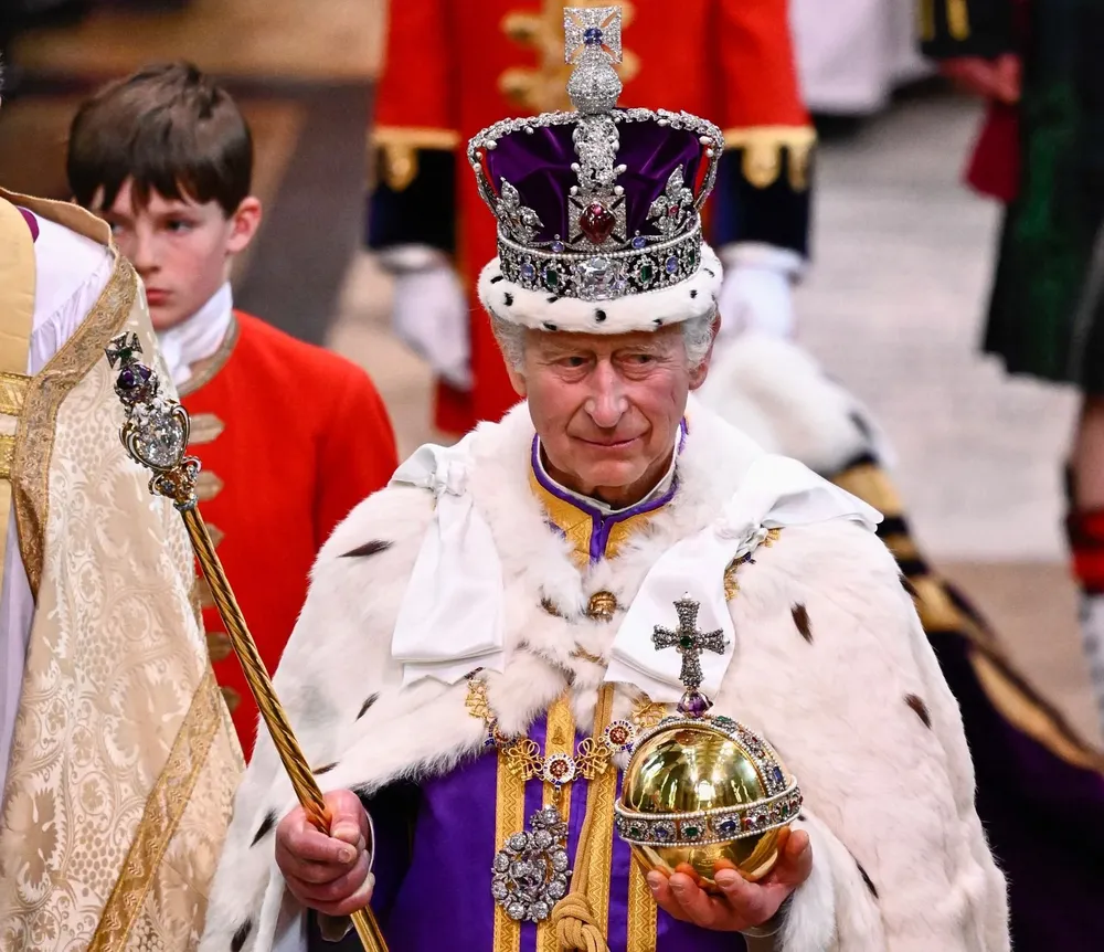 La corona pesa unos 2 kilos.