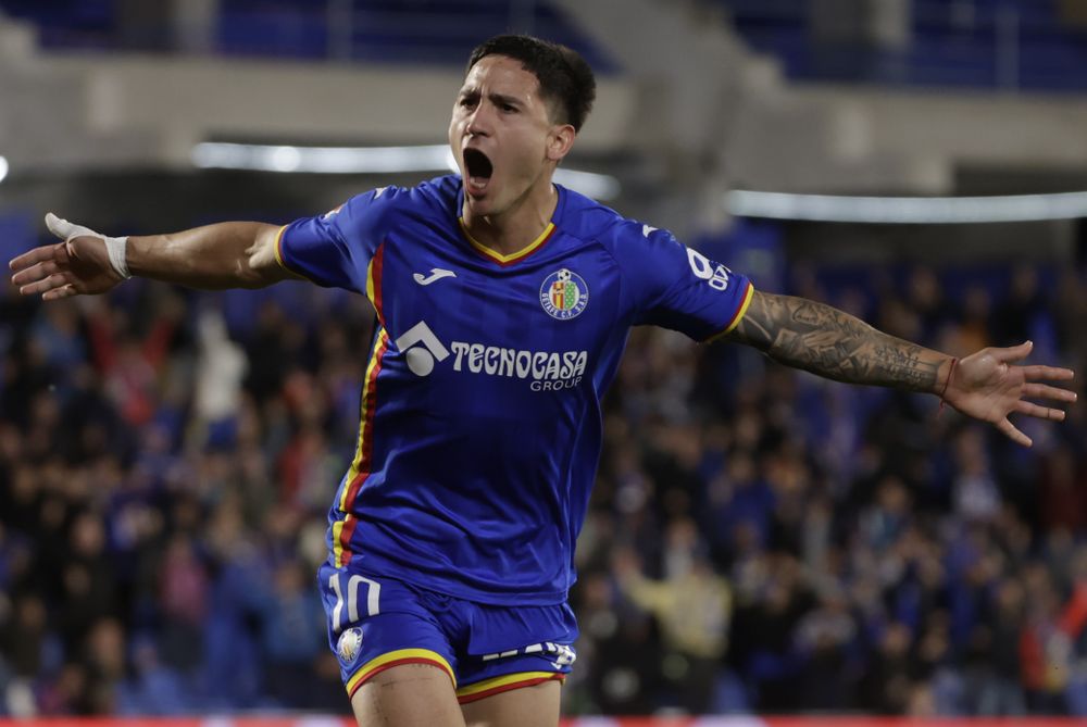 El delantero uruguayo de Getafe, Martín Satriano, celebra el segundo gol del equipo madrileño durante el partido de LaLiga de España entre Getafe y Mallorca