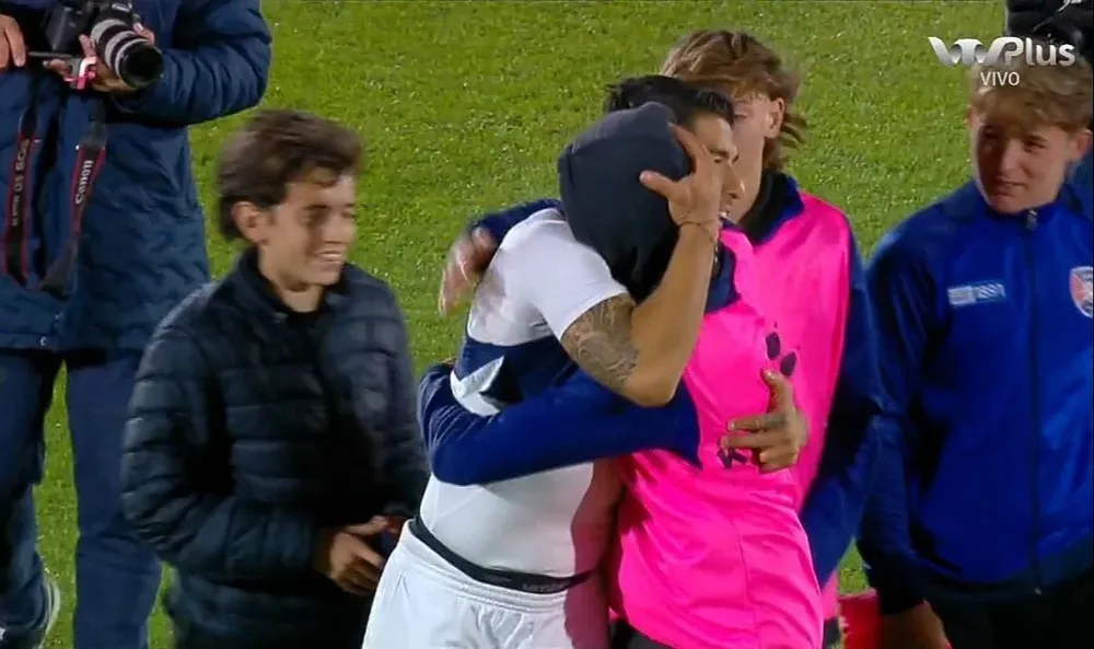 El abrazo de Suárez con el alcanzapelotas que se llevó su camiseta