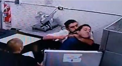 un chef amenazo con un cuchillo a un empleado de cocina por una discusion de sueldos en un bar de san telmo