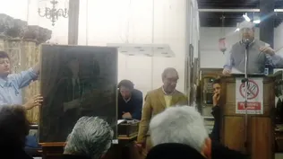 El rematador Héctor Bavastro escucha ofertas por una pintura del artista Juan Storm.