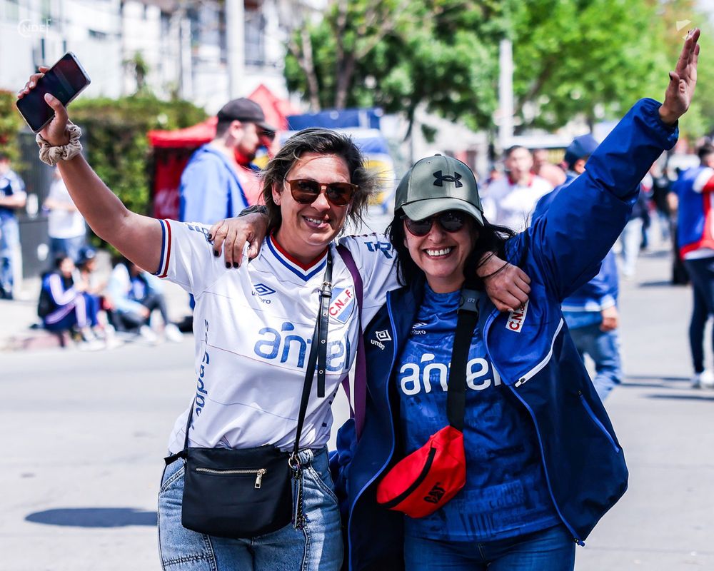 Hinchas de Nacional se acercan al Gran Parque Central para ver el clásico ante Peñarol