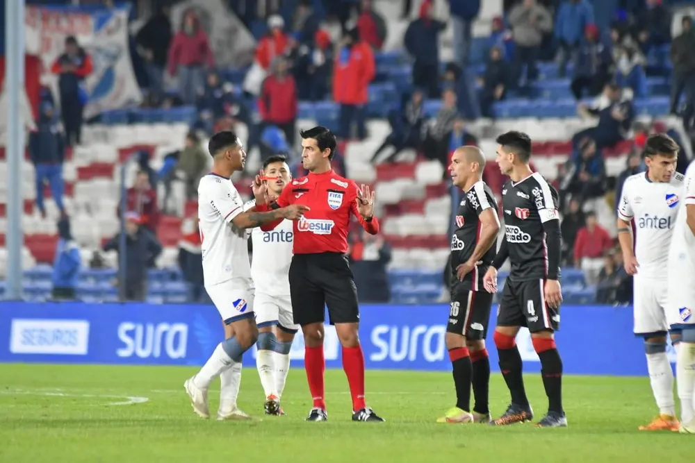 Yonathan Rodríguez le protesta a Leodán González, Maxi Pereira mira