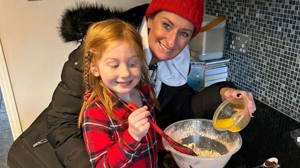 Susannah Morgan, con su hija de 5 años, después de su operación pionera