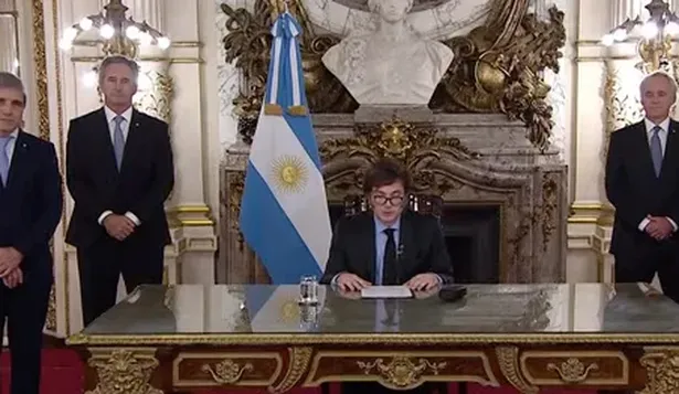 Javier Milei, junto a su equipo económico en cadena nacional.