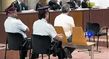David Donet, en el banquillo de los acusados, delante de dos mossos