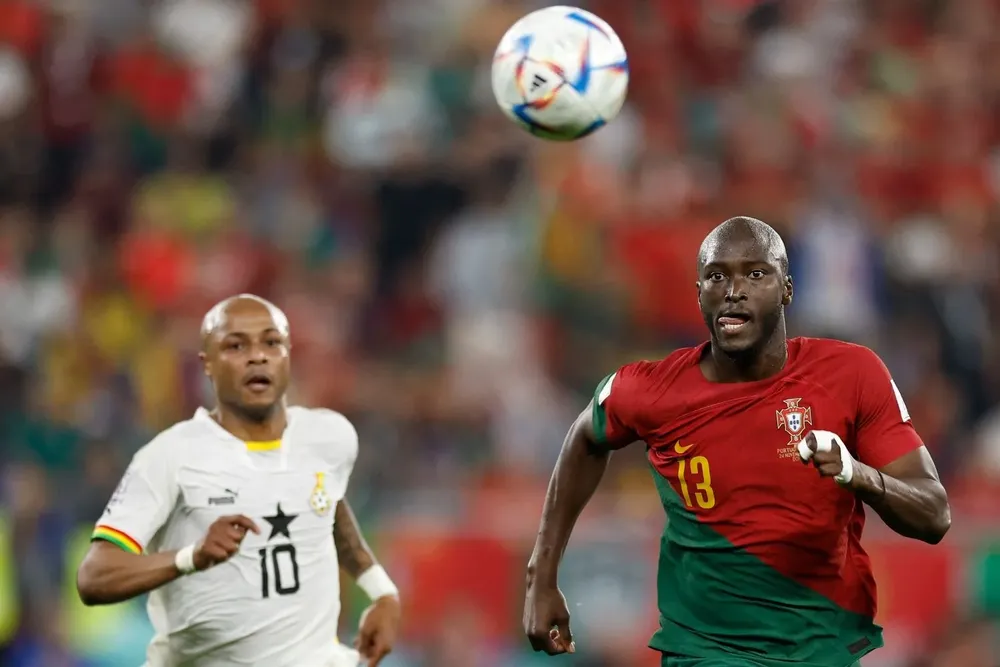 Danilo Pereira fue titular contra Ghana en el debut de Portugal; aquí superando a Andre Ayew de los africanos