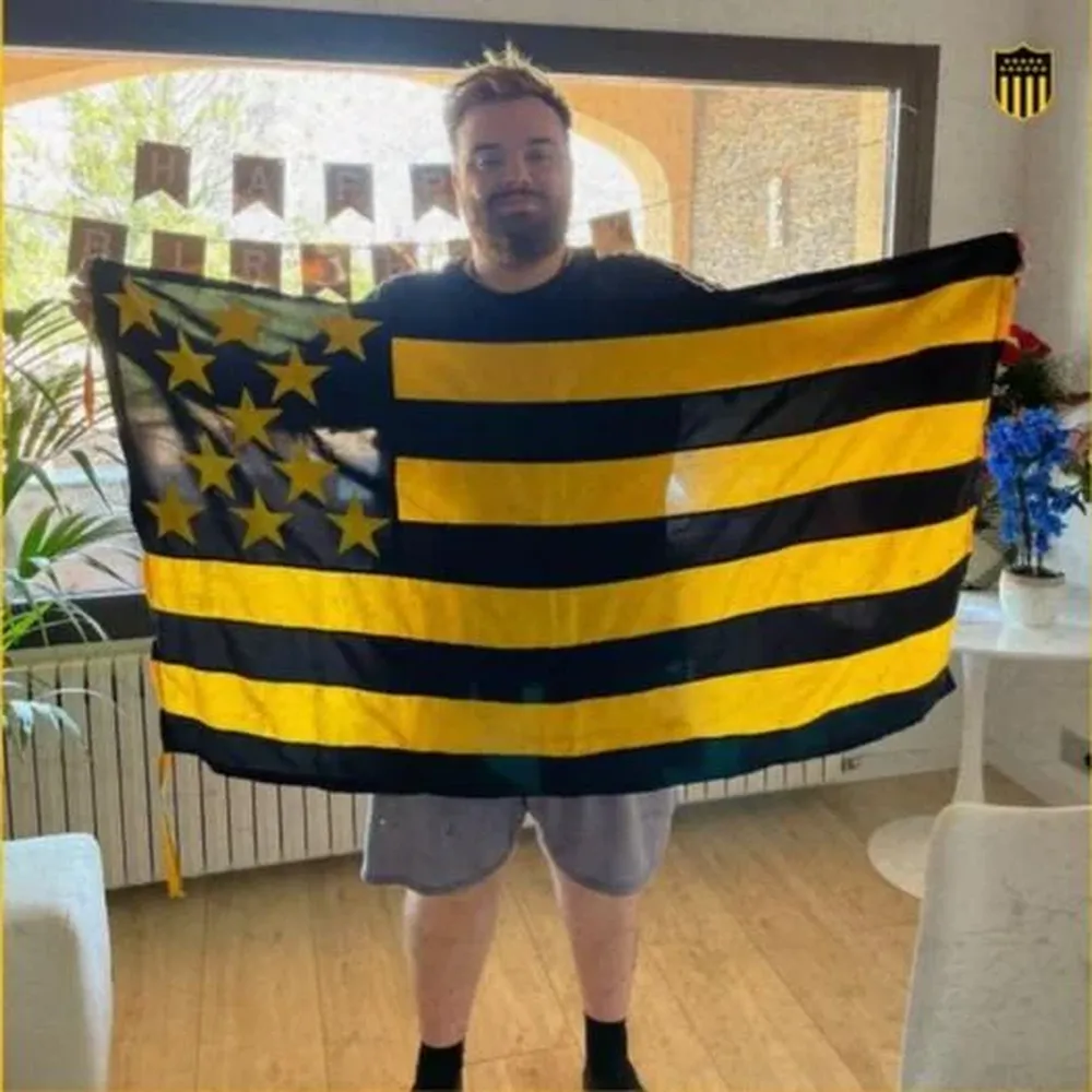 Ibai Llanos con la bandera de Peñarol