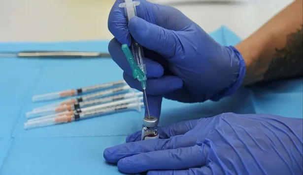 Investigadores trabajan con muestras de covid-19 en un laboratorio