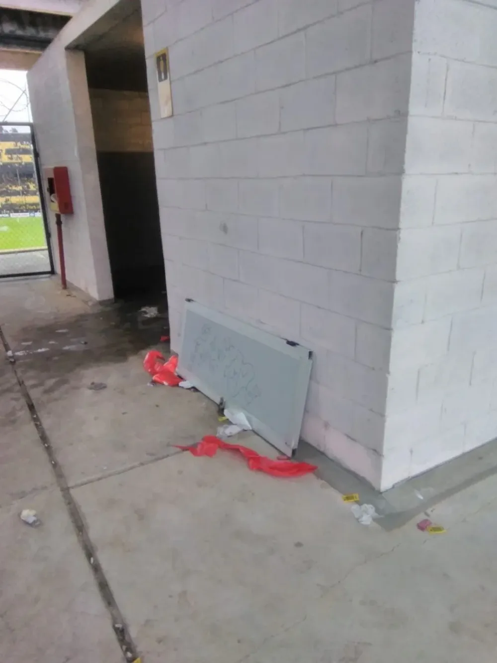 Una puerta destrozada