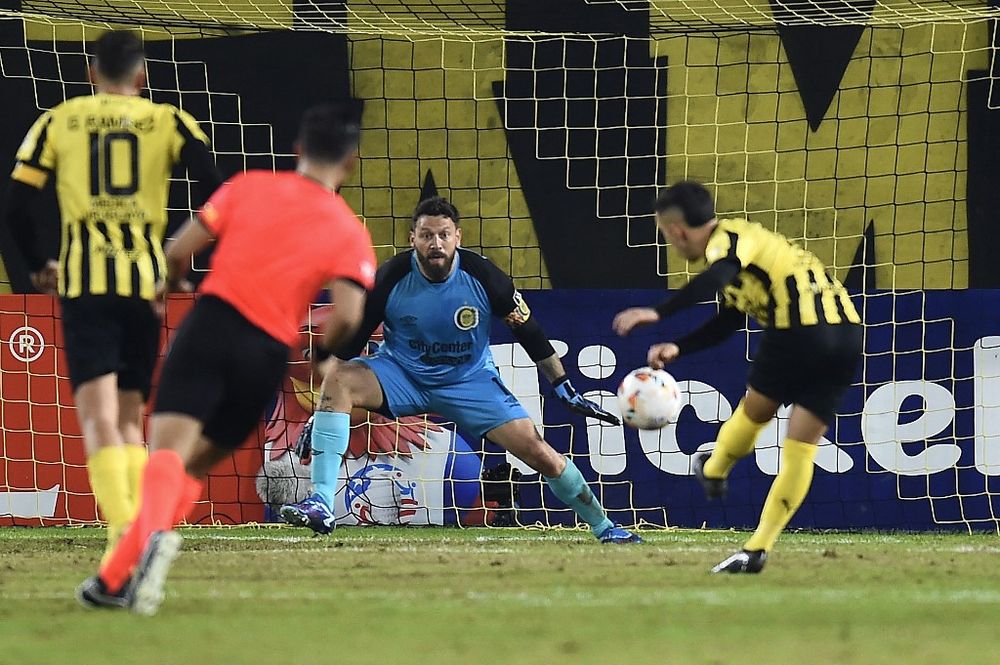 Jorge Broun frente a Leo Fernández en Peñarol vs Rosario Central