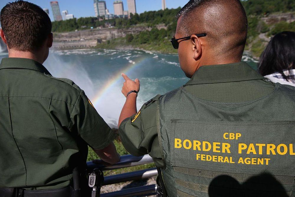 La patrulla fronteriza de EE.UU. (CBP por sus siglas en inglés) custodia el lado estadounidense del puente.