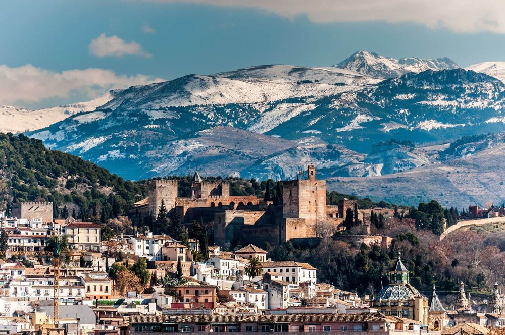 La Alhambra, un lugar &uacute;nico con las monta&ntilde;as de fondo.&nbsp;