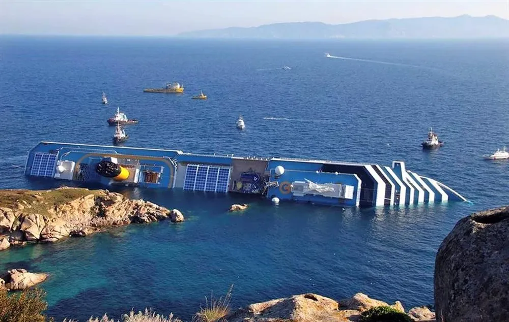 El crucero Costa Concordia se hunde en las costas italianas