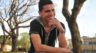 Fernando Arismendi en la plaza John Lennon, su presente le sonríe