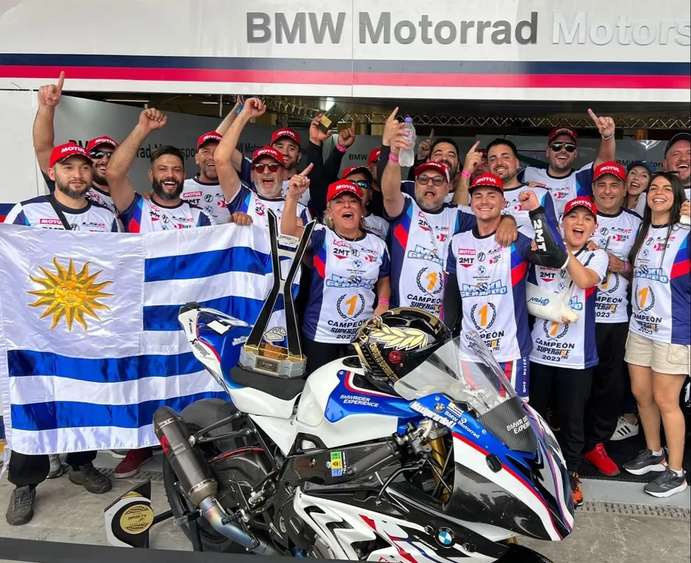 El equipo completo de Gerardo