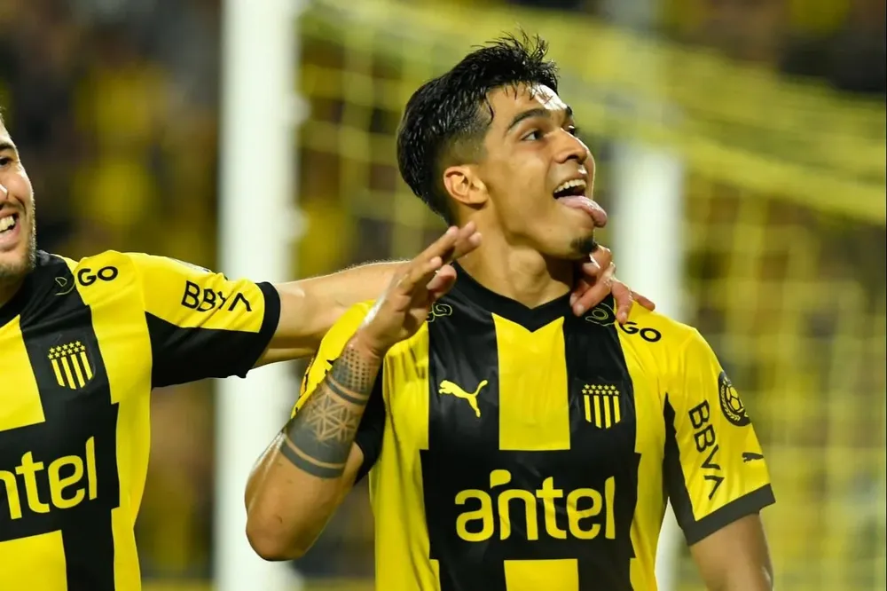 Arezo celebrando su gol para Peñarol ante Racing