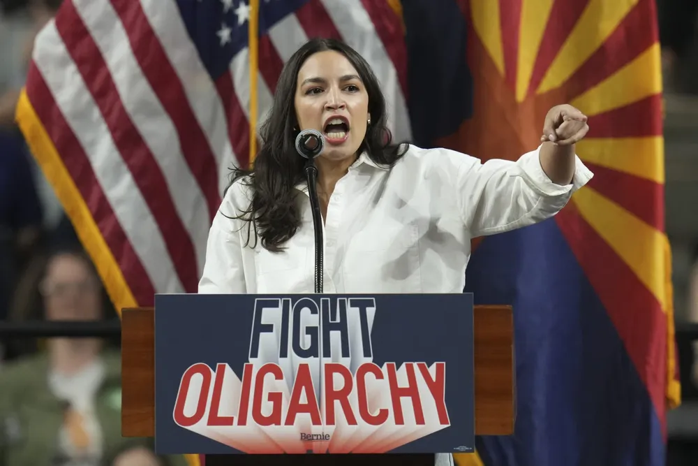 Alexandria Ocasio-Cortez habla en la gira “Combatir la oligarquía”.