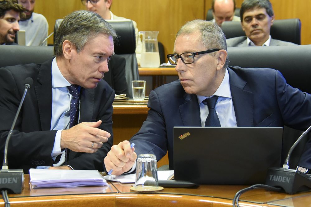 El subsecretario Martín Vallcorba y el ministro de Economía, Gabriel Oddone en el Parlamento. Archivo