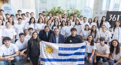 Yamandú Orsi le entregó el pabellón a Julieta González y Diego Aranda