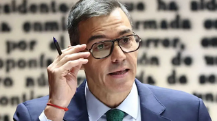 Pedro Sánchez y sus gafas en la comparecencia ente la Comisión Koldo en el Senado.