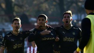 Maximiliano Silvera, Guzmán Rodríguez y Javier Méndez de Peñarol celebran ante River Plate