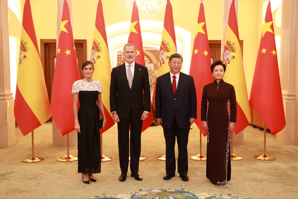 Los Reyes Felipe VI y Letizia junto al presidente de China, Xi Jinping y la primera dama Peng Liyuan.