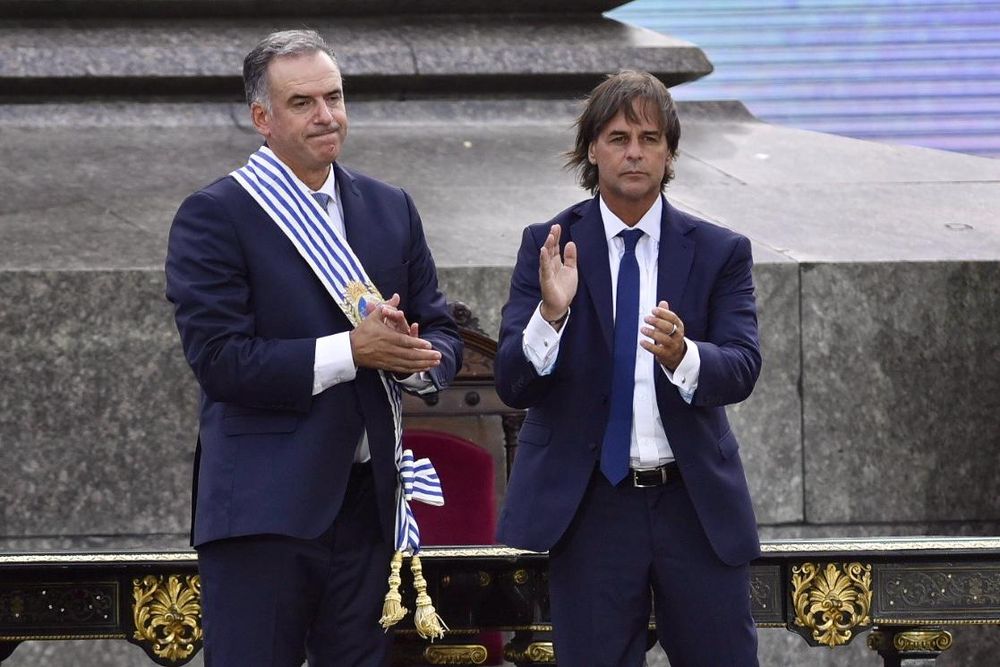 Cambio de mando Plaza Independencia Yamandú Orsi y Luis Lacalle Pou 1 de marzo de 2025