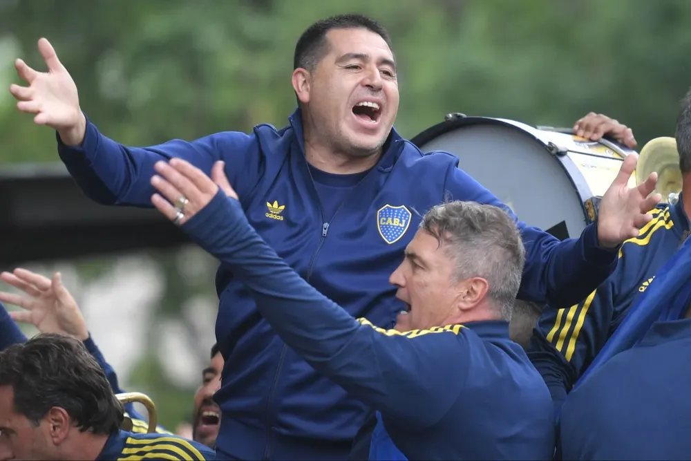 Riquelme encabeza una manifestación de hinchas de Boca en reclamo por las elecciones suspendidas