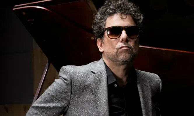 Calamaro presenta un show que lo muestra más expuesto